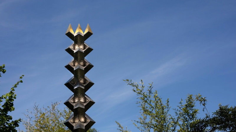 The Tresse Tower, a sculpture by Ricardo Regazzoni, was WAAM-printed from stainless steel tipped with gold.