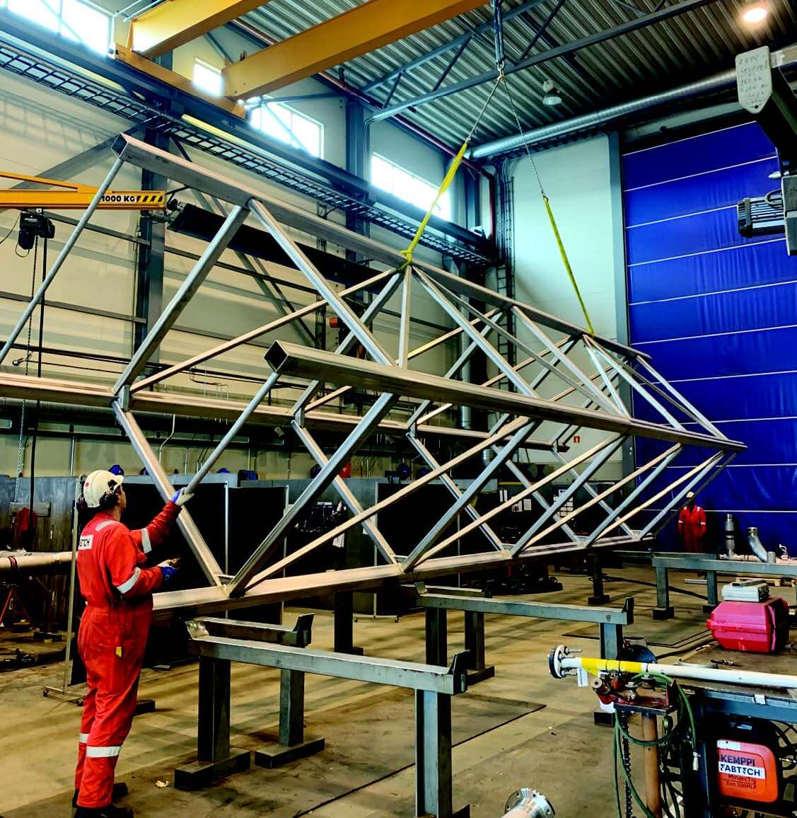 The lightweight lean duplex bridge resulted in reduced costs for handling, fabrication, welding and logistics and material compared to carbon steel structures.