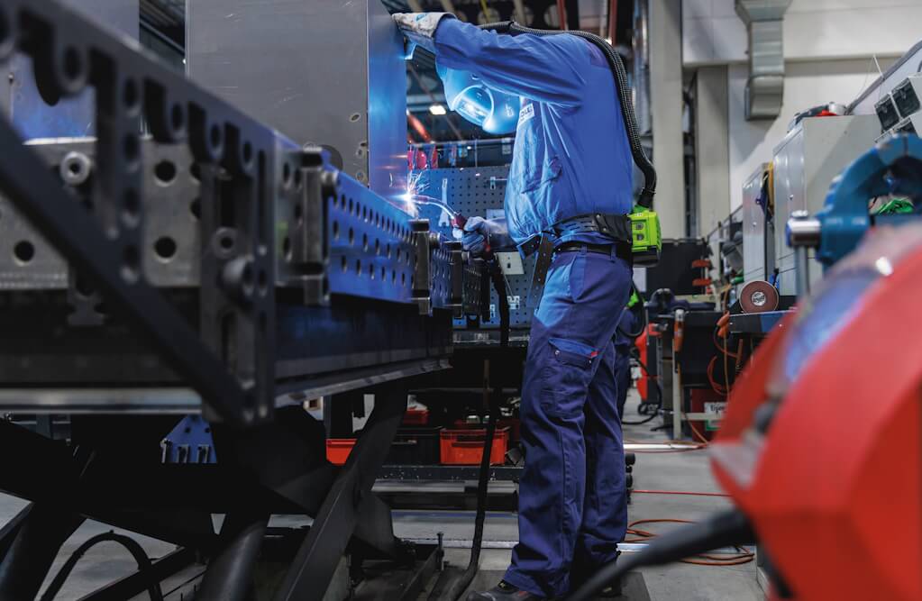 Height-adjustable welding tables and stools adapt the welding height to the physical requirements of welders.