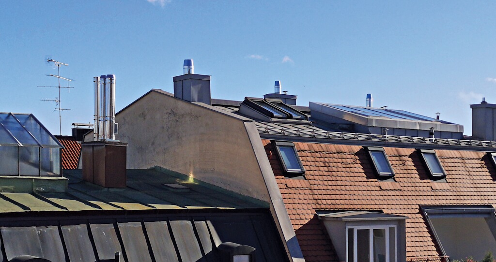 When replacing outdated heating systems in existing buildings, masonry chimneys must be retrofitted with a liner due to the lower flue gas temperatures. Stainless steel systems, which are installed from above, are not only durable and impermeable, but also avoid major construction work inside the building. Photo © Joachim Nicolaus