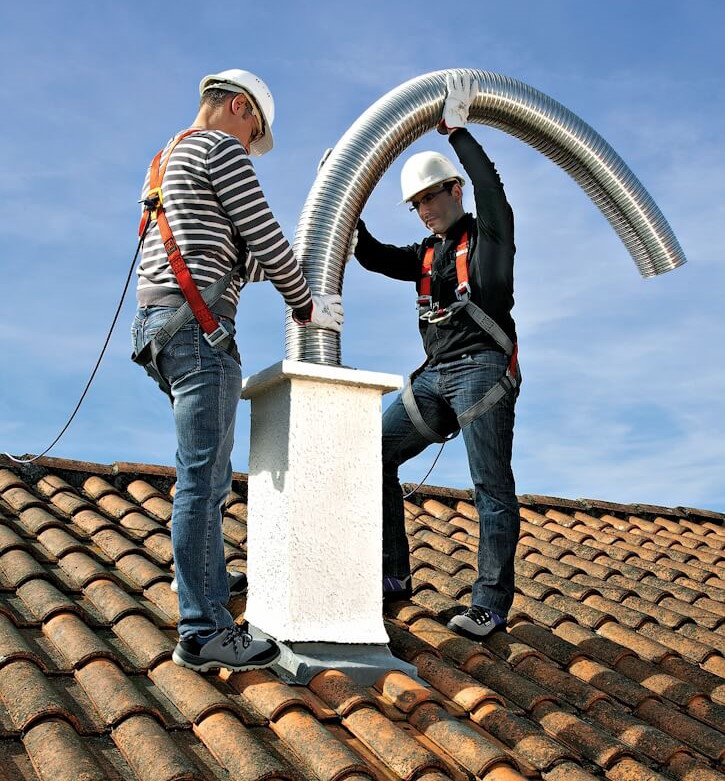 For old chimneys that are not completely straight, a flexible stainless steel liner can follow the required passage. Photo © Cheminées Poujoulat