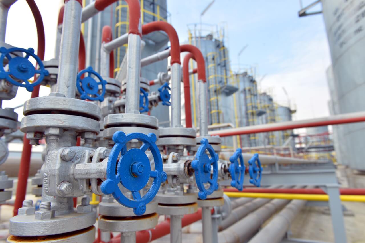 Pipes and valves in a petrochemical plant. Photo: Dreamstime Pipes and valves in a petrochemical plant. Photo: Dreamstime