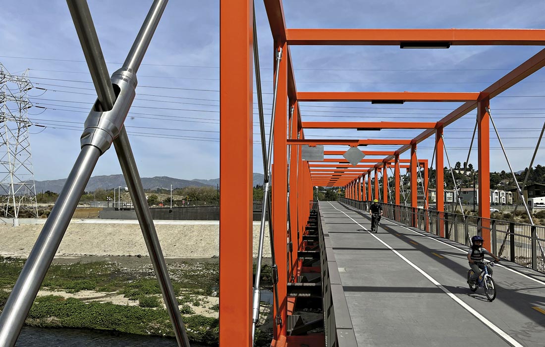 The relatively thin and reflective tension rods allow for open views while crossing. Photo© Joe Linton The relatively thin and reflective tension rods allow for open views while crossing. Photo© Joe Linton
