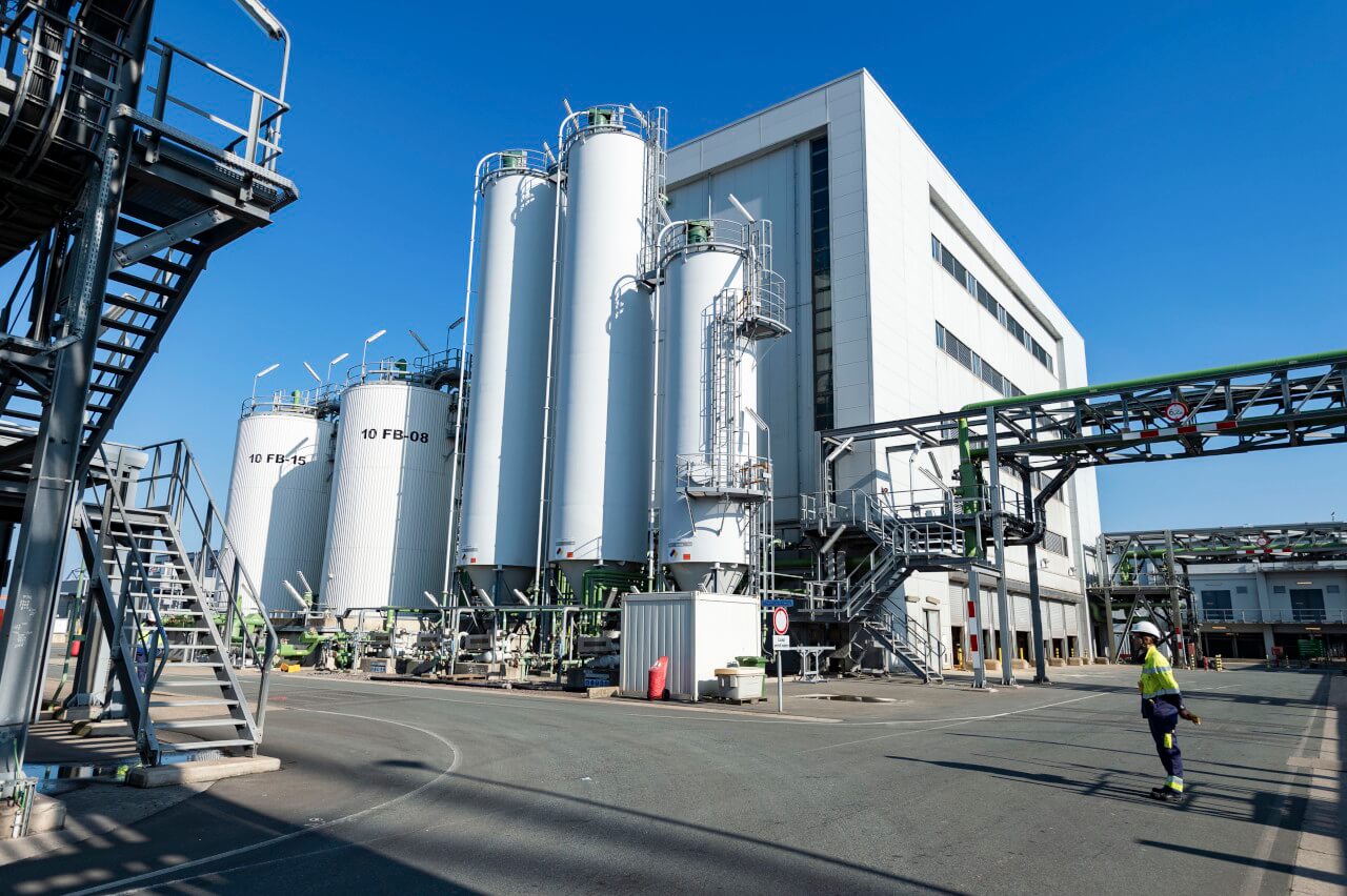 Neste’s pre-treatment facility in Rotterdam, where impurities are removed to produce a homogenous raw material with a consistent quality. Photo: Neste Neste’s pre-treatment facility in Rotterdam, where impurities are removed to produce a homogenous raw material with a consistent quality. Photo: Neste