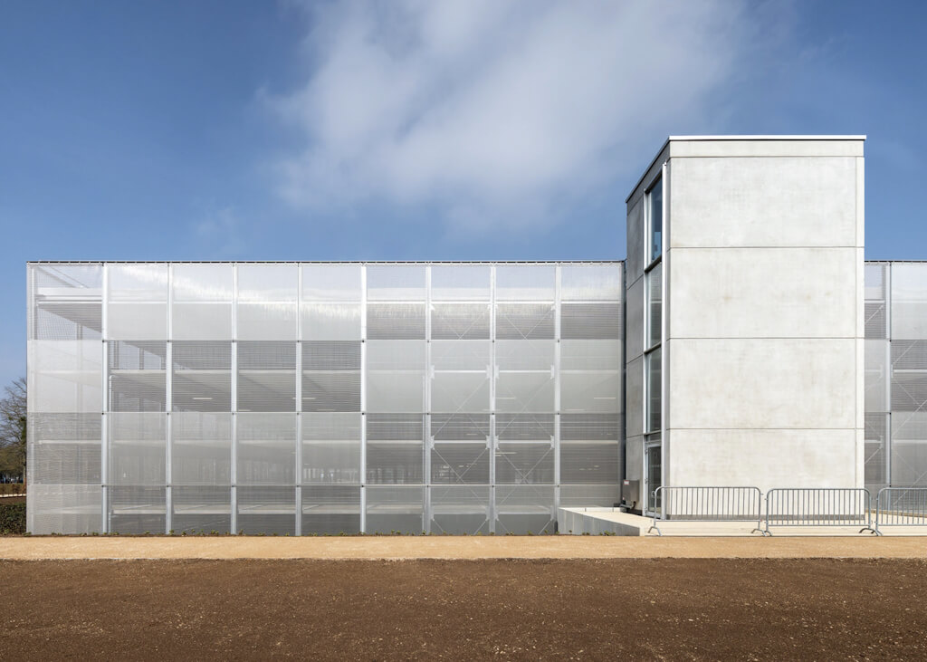 Form meets function: The stainless steel mesh façade of the Bonn Hardthöhe parking structure combines architectural sophistication, technical performance, and sustainability. Photo © N. Kazakov Form meets function: The stainless steel mesh façade of the Bonn Hardthöhe parking structure combines architectural sophistication, technical performance, and sustainability. Photo © N. Kazakov