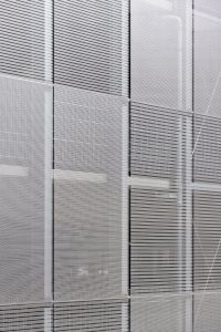 Light and transparency: Depending on the viewing angle and the incidence of light, the visual effect of the wire mesh changes—creating a dynamic and ever-shifting façade appearance. Photo © N. Kazakov