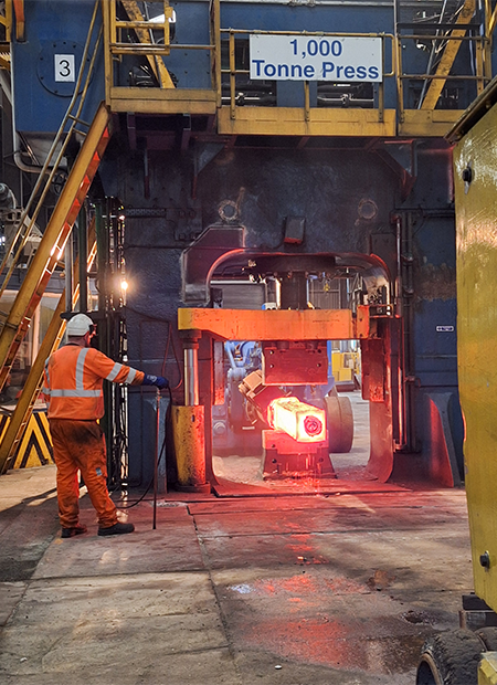 1 The 1000-Tonne open die forging press in action.